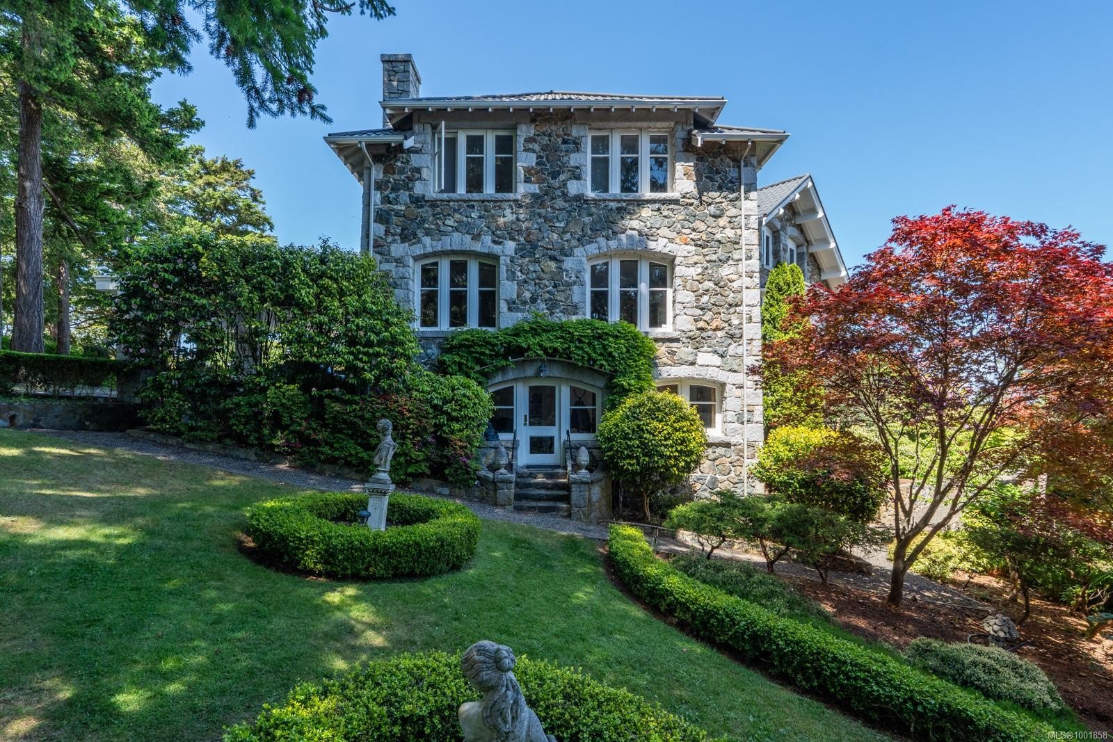 305 Denison Rd, Oak Bay, BC