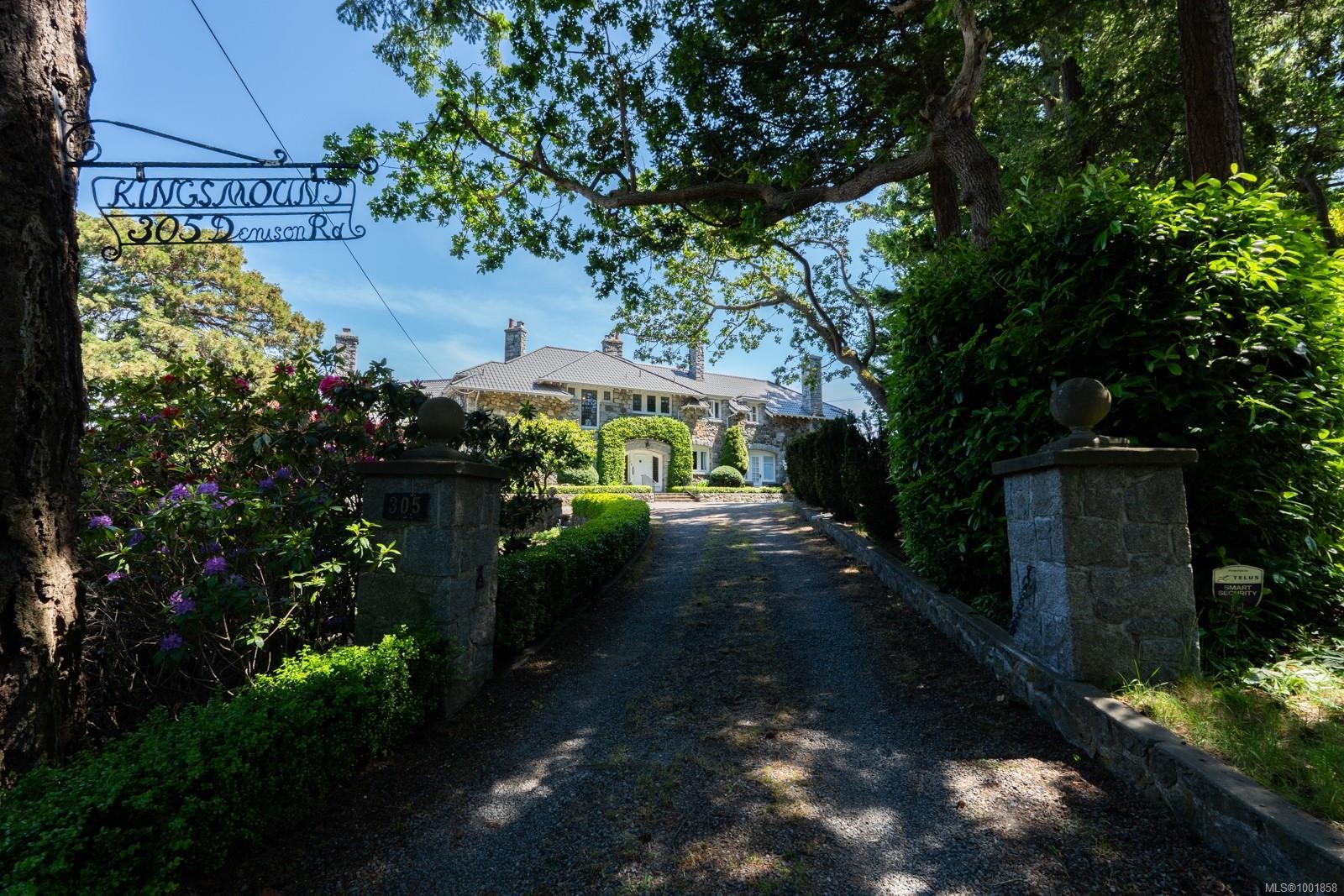 305 Denison Rd, Oak Bay, BC