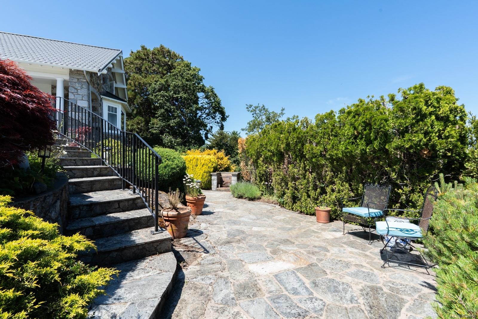 305 Denison Rd, Oak Bay, BC