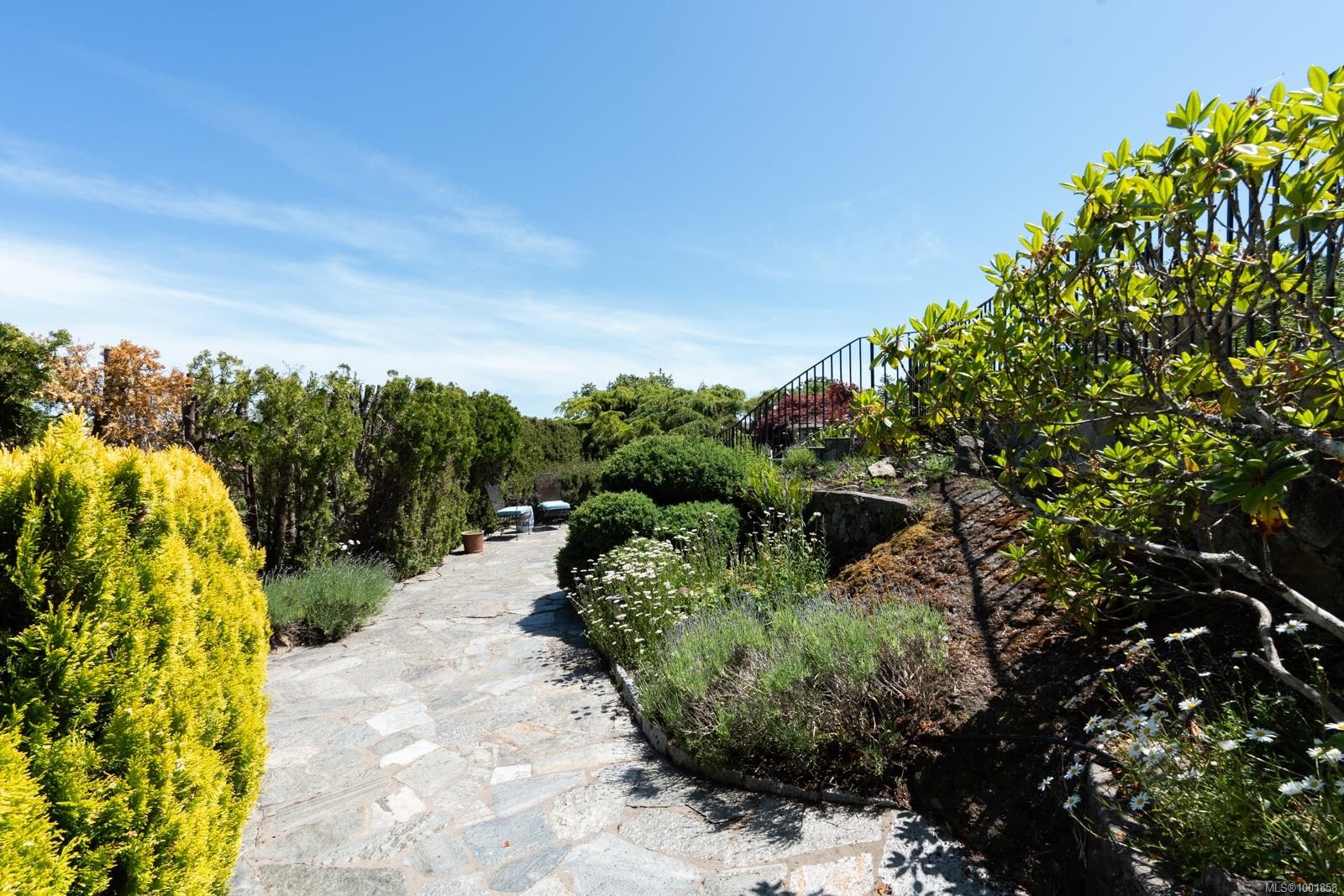 305 Denison Rd, Oak Bay, BC