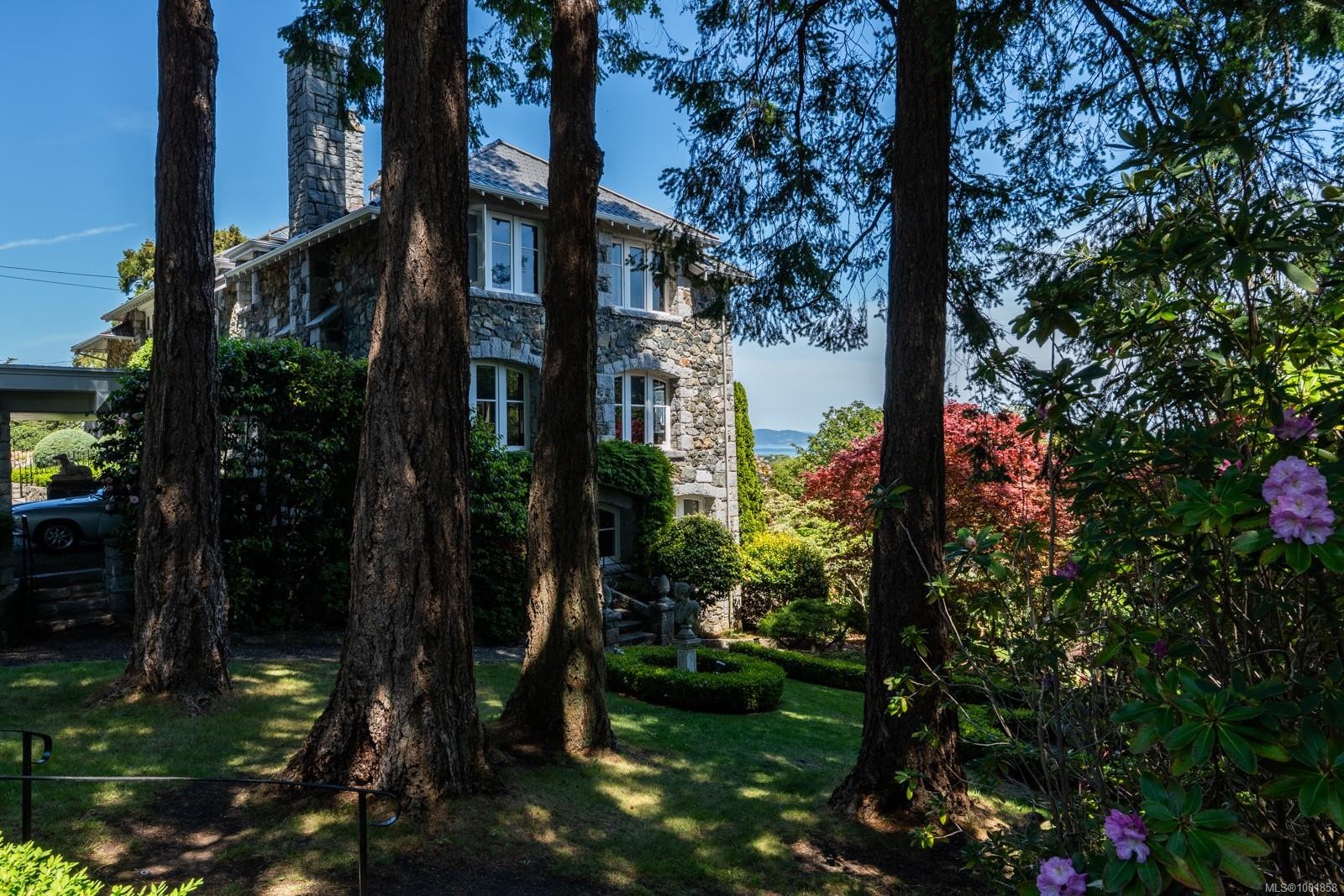 305 Denison Rd, Oak Bay, BC