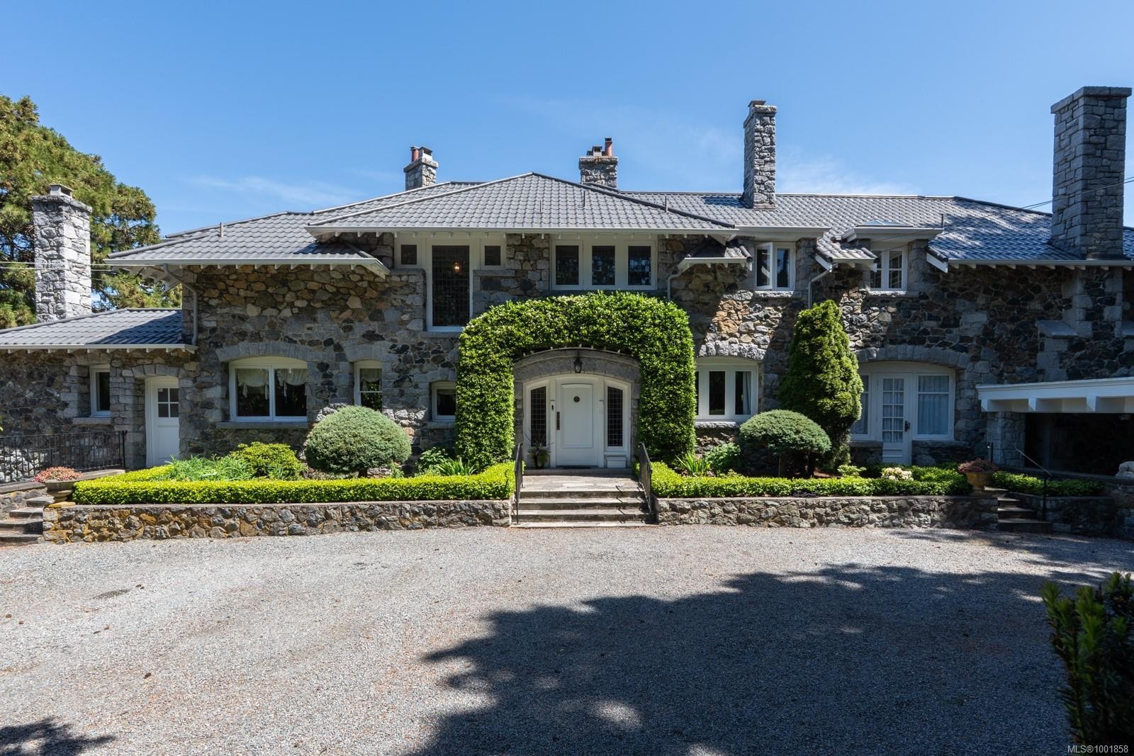 305 Denison Rd, Oak Bay, BC