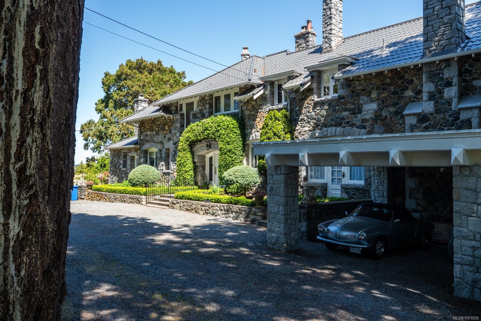 305 Denison Rd, Oak Bay, BC