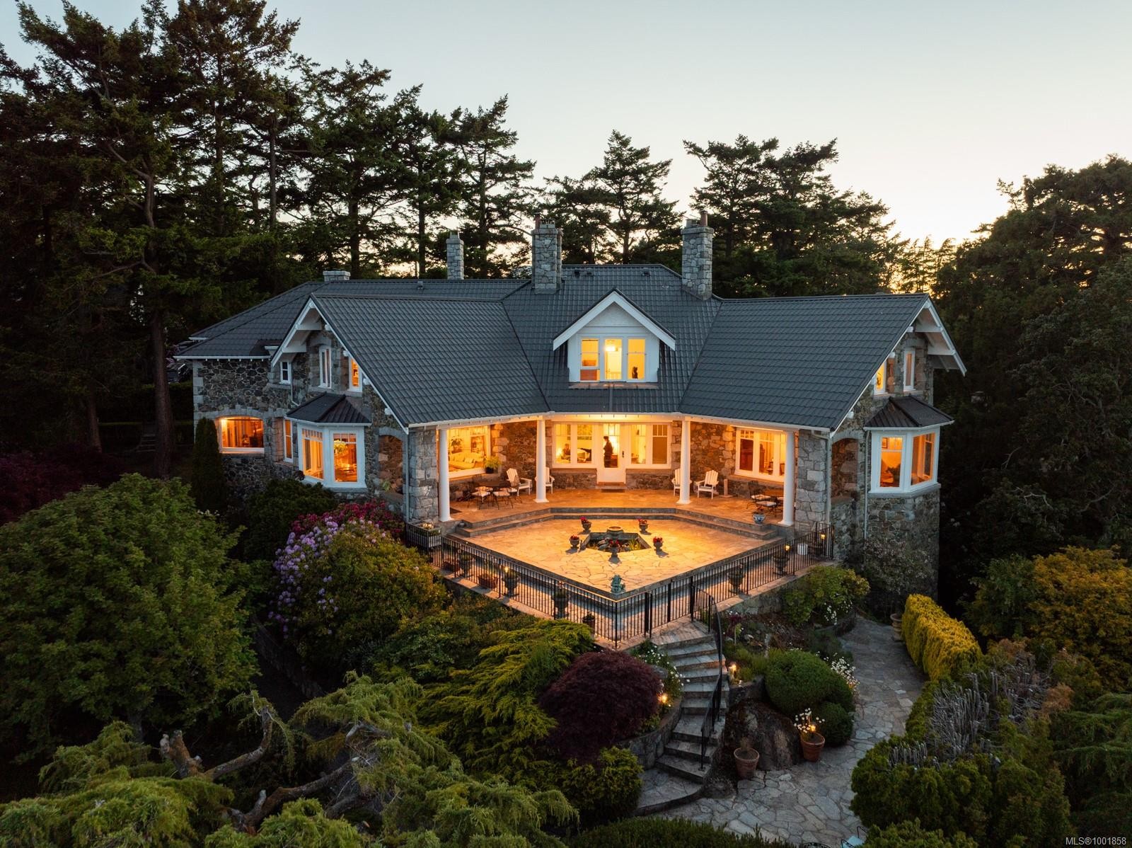 305 Denison Rd, Oak Bay, BC