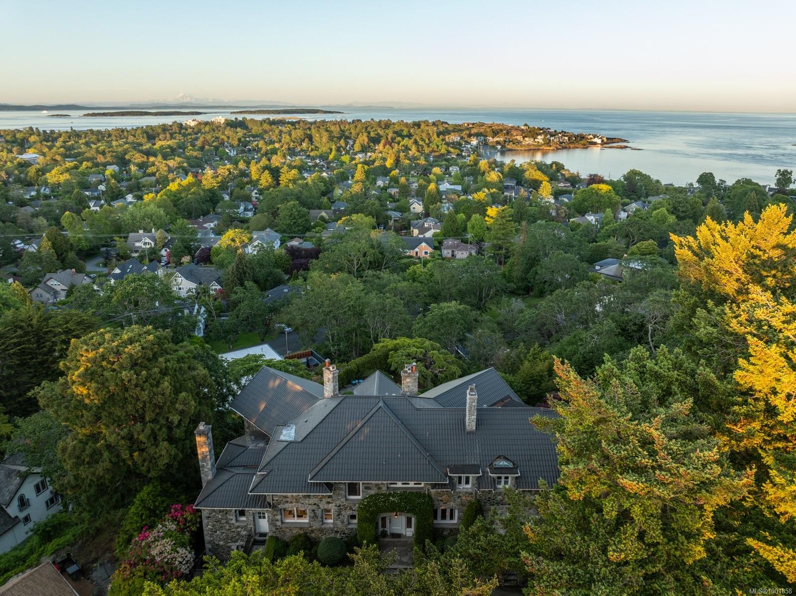 305 Denison Rd, Oak Bay, BC