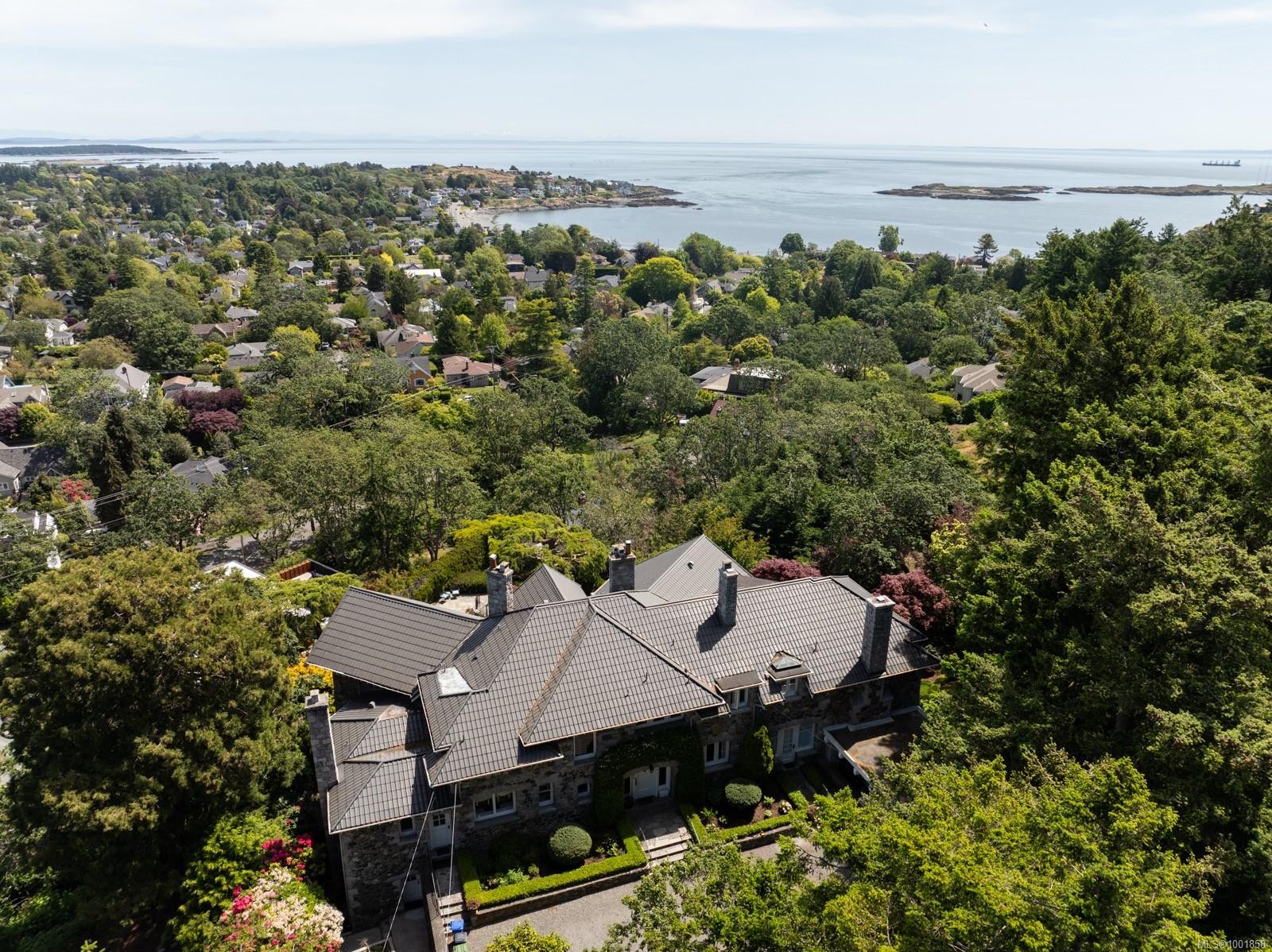 305 Denison Rd, Oak Bay, BC