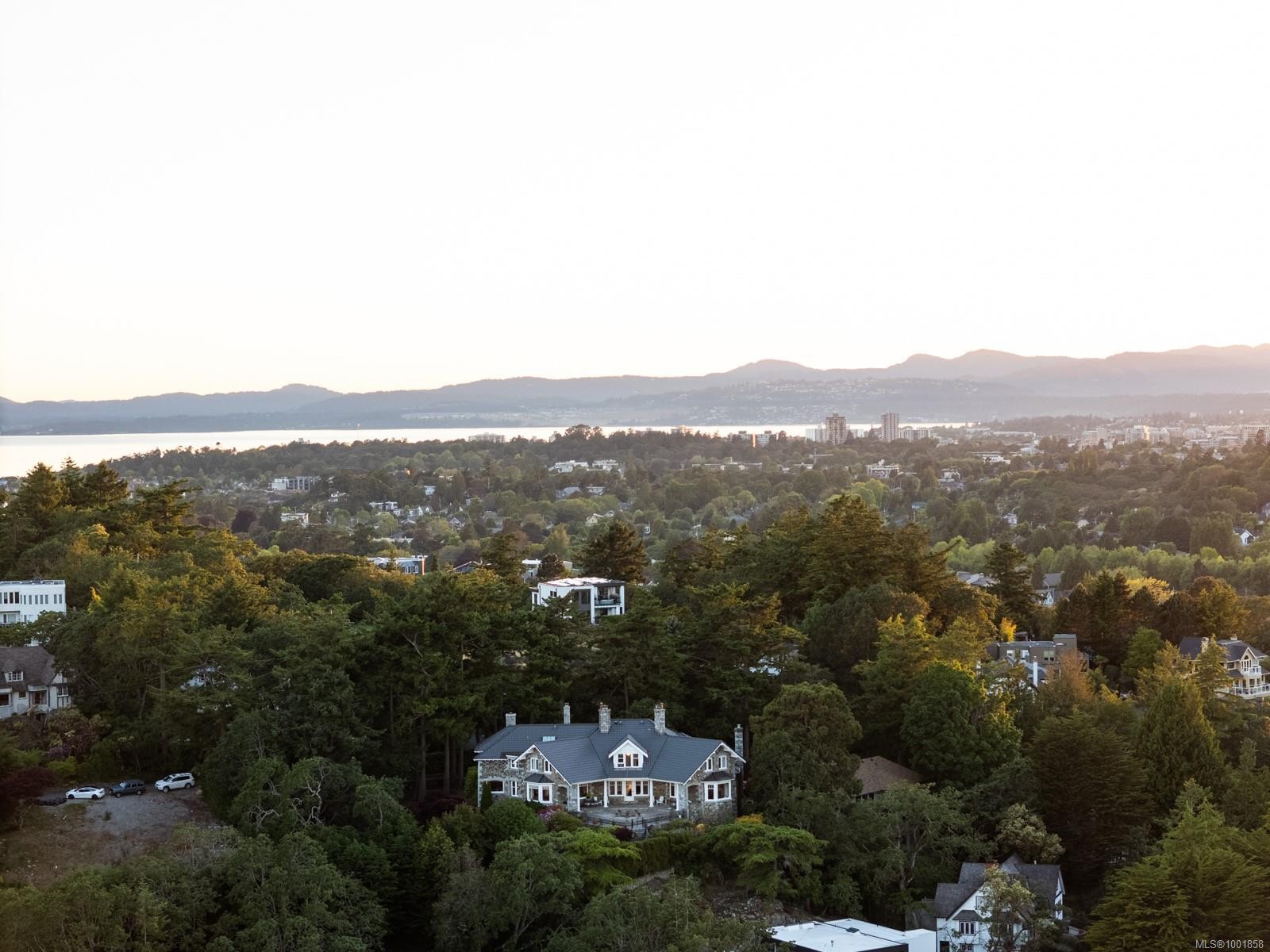 305 Denison Rd, Oak Bay, BC