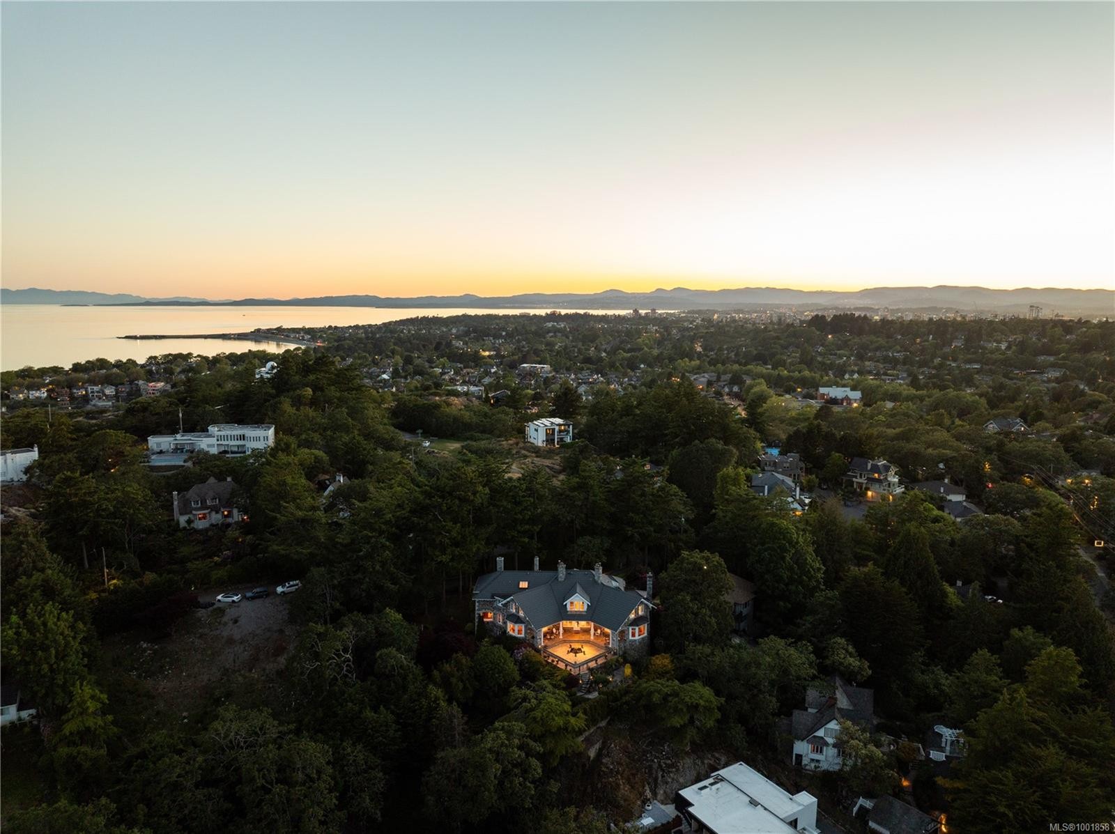 305 Denison Rd, Oak Bay, BC