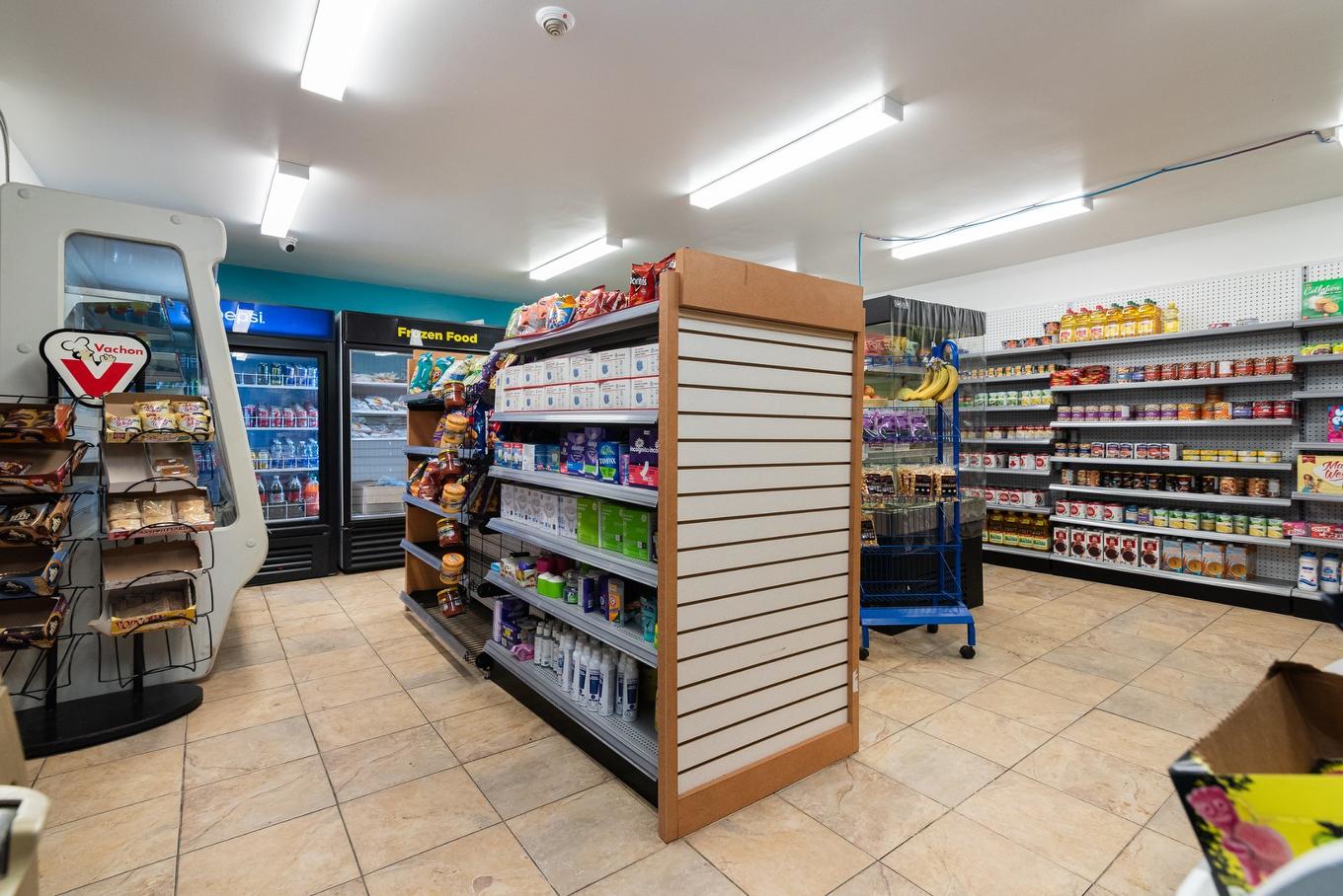 Commerce - 100-2555 Av. Du Havre-Des-Îles, Laval (Chomedey), QC - Indoor