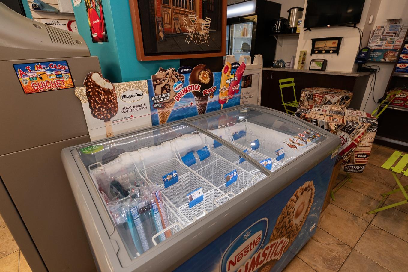 Commerce - 100-2555 Av. Du Havre-Des-Îles, Laval (Chomedey), QC - Indoor