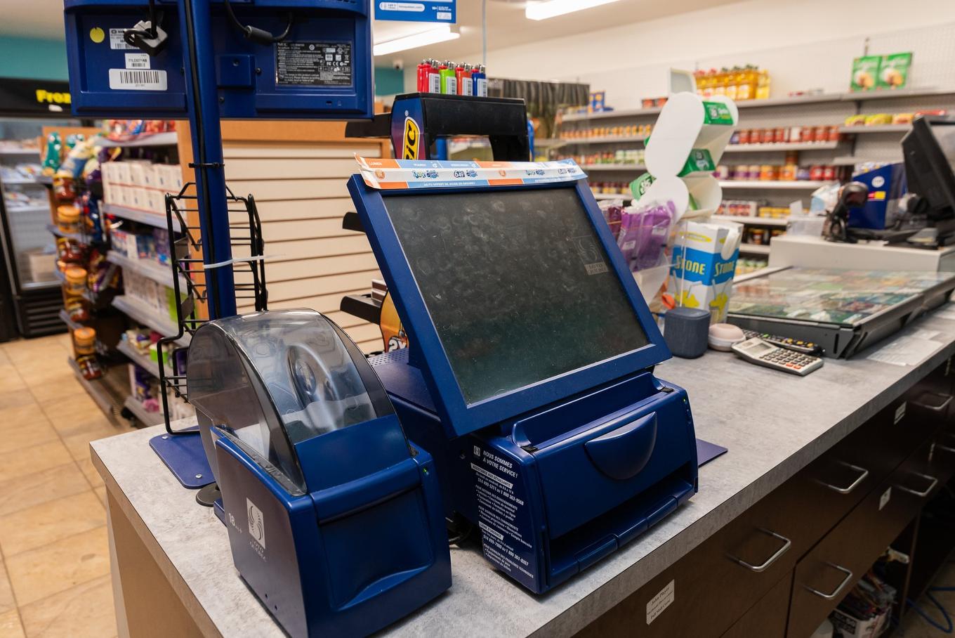 Commerce - 100-2555 Av. Du Havre-Des-Îles, Laval (Chomedey), QC - Indoor