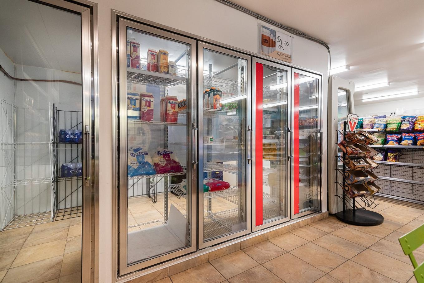 Commerce - 100-2555 Av. Du Havre-Des-Îles, Laval (Chomedey), QC - Indoor Photo Showing Other Room