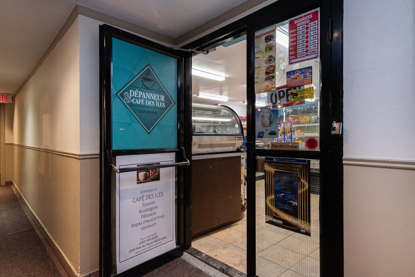 Commerce - 100-2555 Av. Du Havre-Des-Îles, Laval (Chomedey), QC - Indoor
