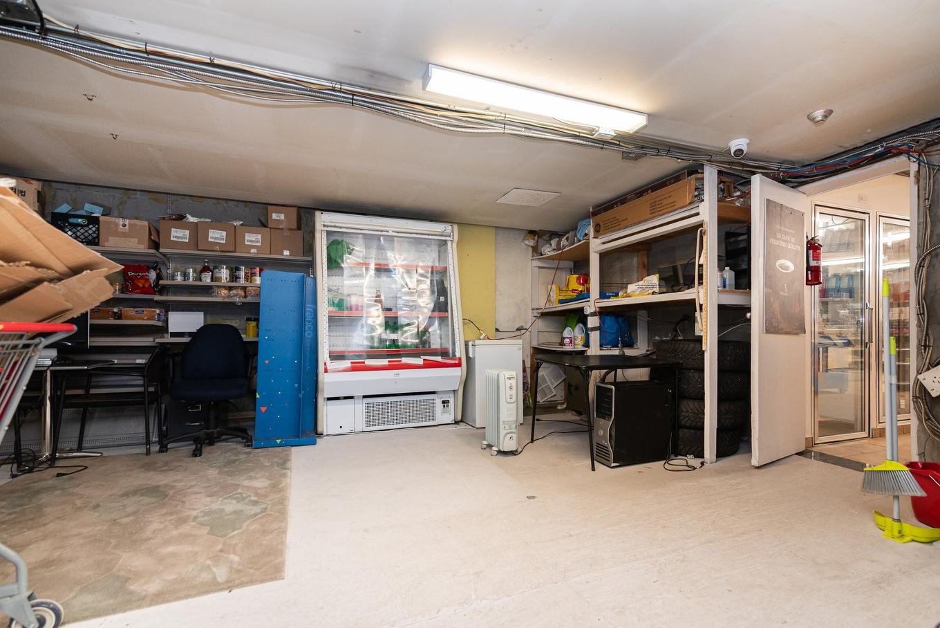 Commerce - 100-2555 Av. Du Havre-Des-Îles, Laval (Chomedey), QC - Indoor