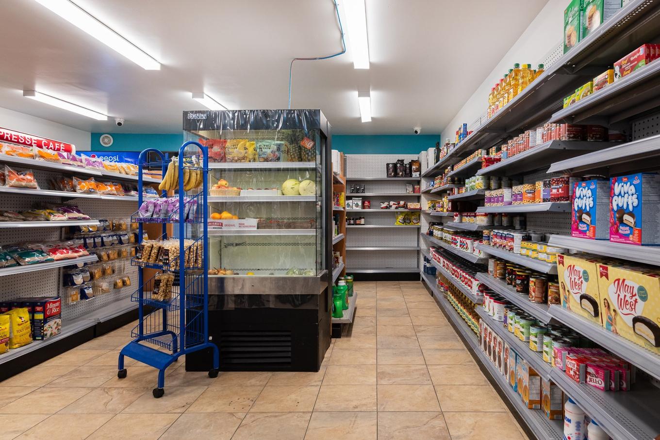 Commerce - 100-2555 Av. Du Havre-Des-Îles, Laval (Chomedey), QC - Indoor With Storage