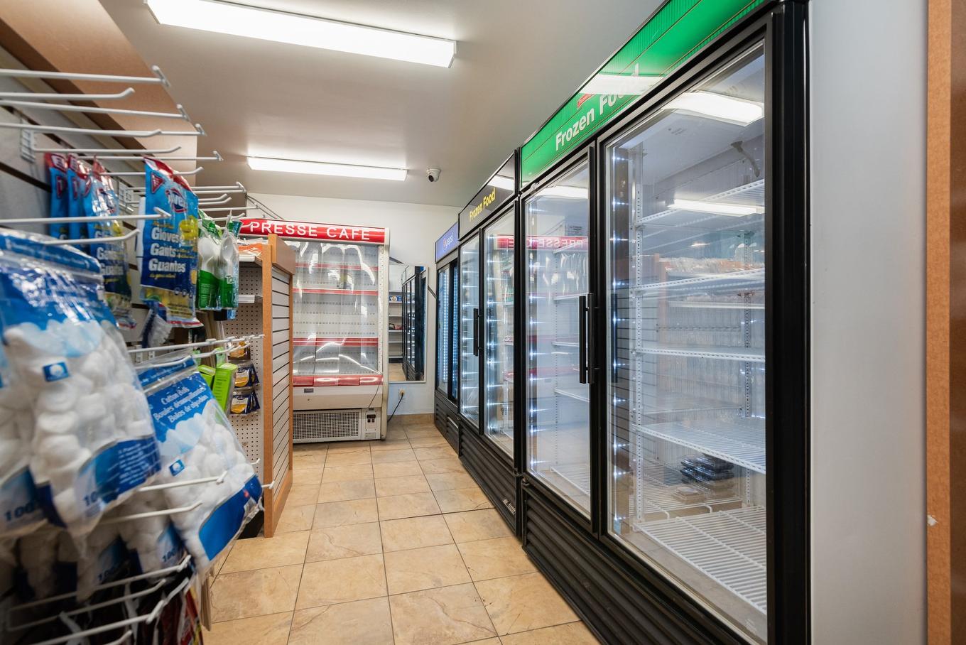 Commerce - 100-2555 Av. Du Havre-Des-Îles, Laval (Chomedey), QC - Indoor With Storage