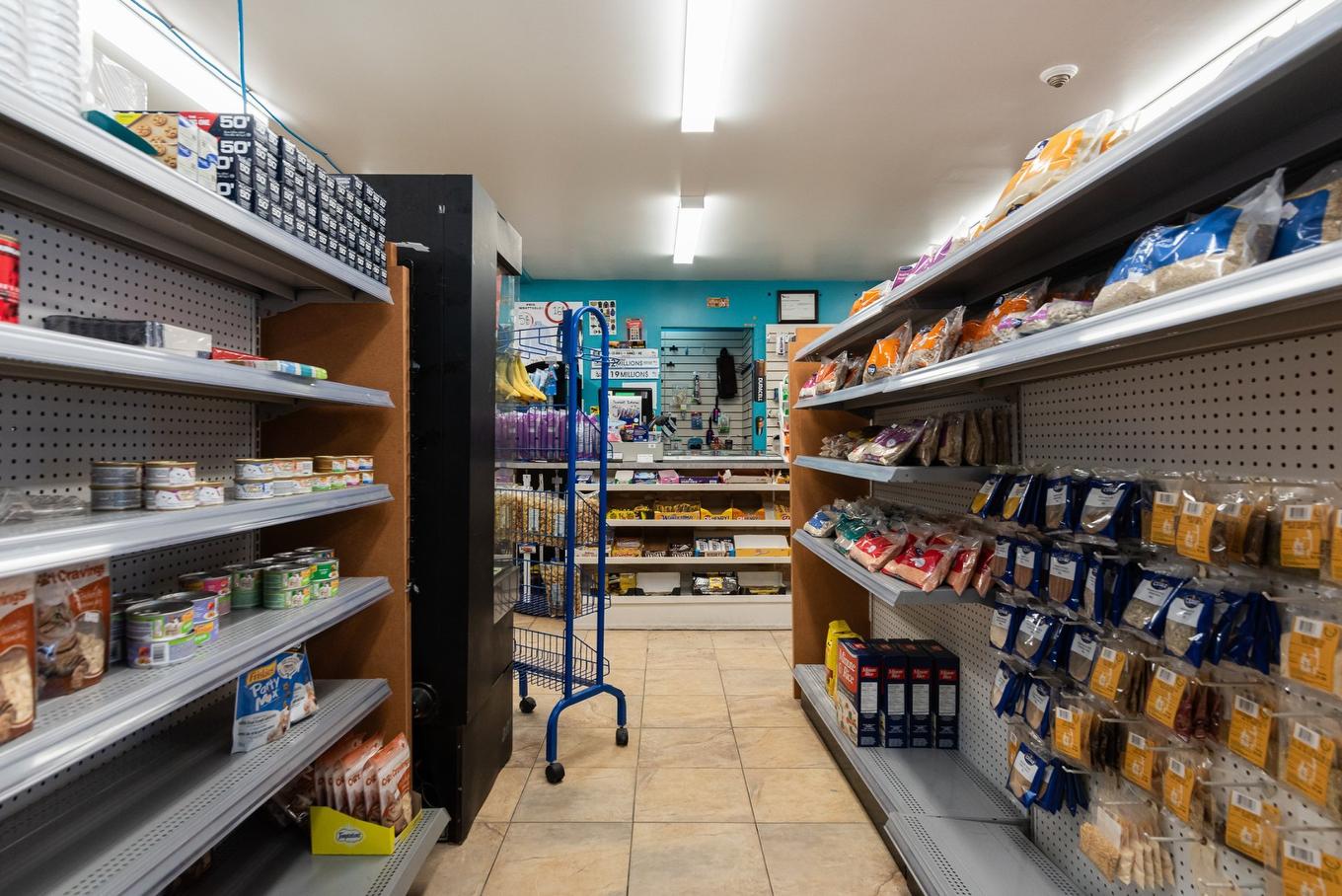 Commerce - 100-2555 Av. Du Havre-Des-Îles, Laval (Chomedey), QC - Indoor