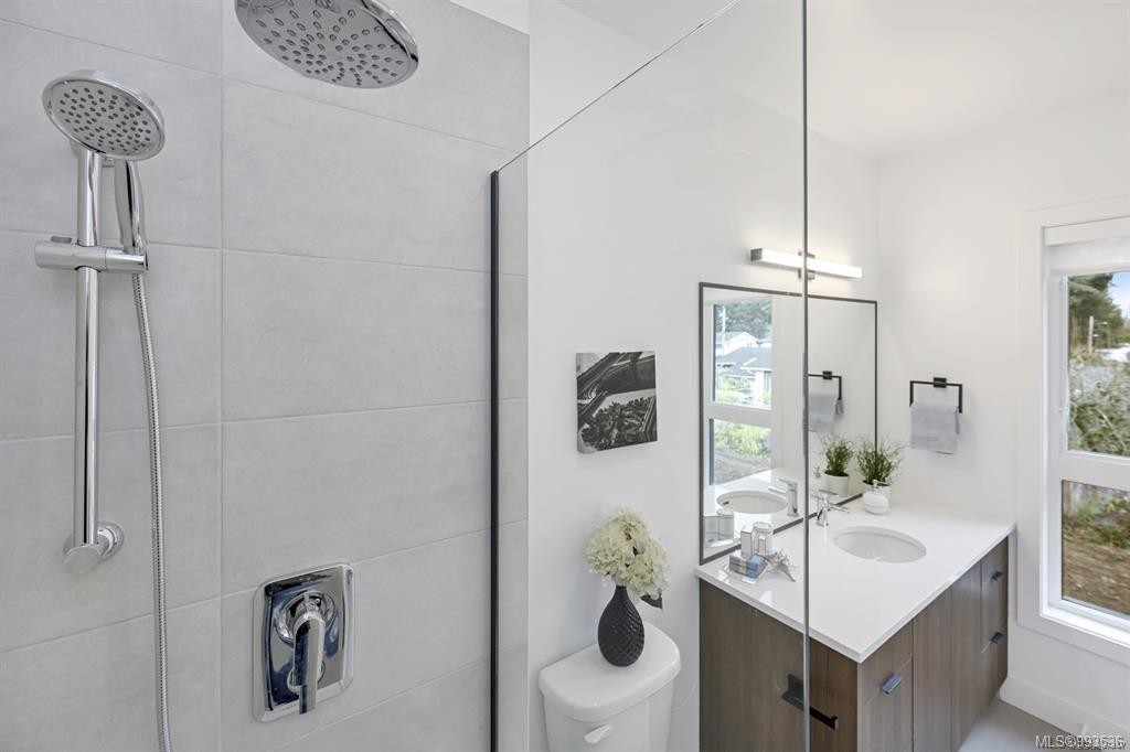 10-2330 Sooke Rd, Colwood, BC - Indoor Photo Showing Bathroom