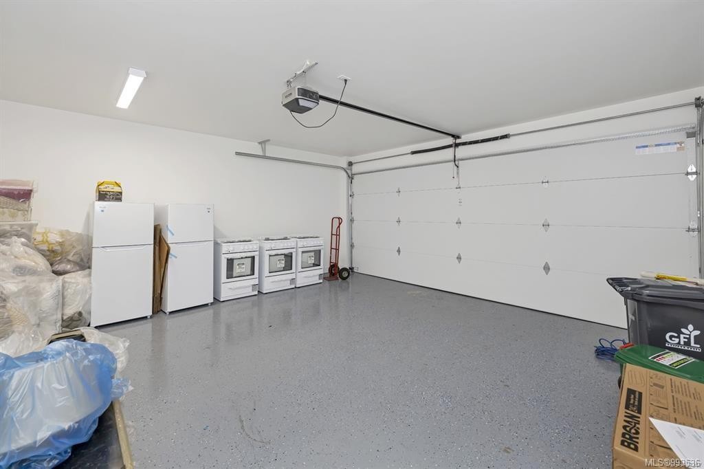 10-2330 Sooke Rd, Colwood, BC - Indoor Photo Showing Garage