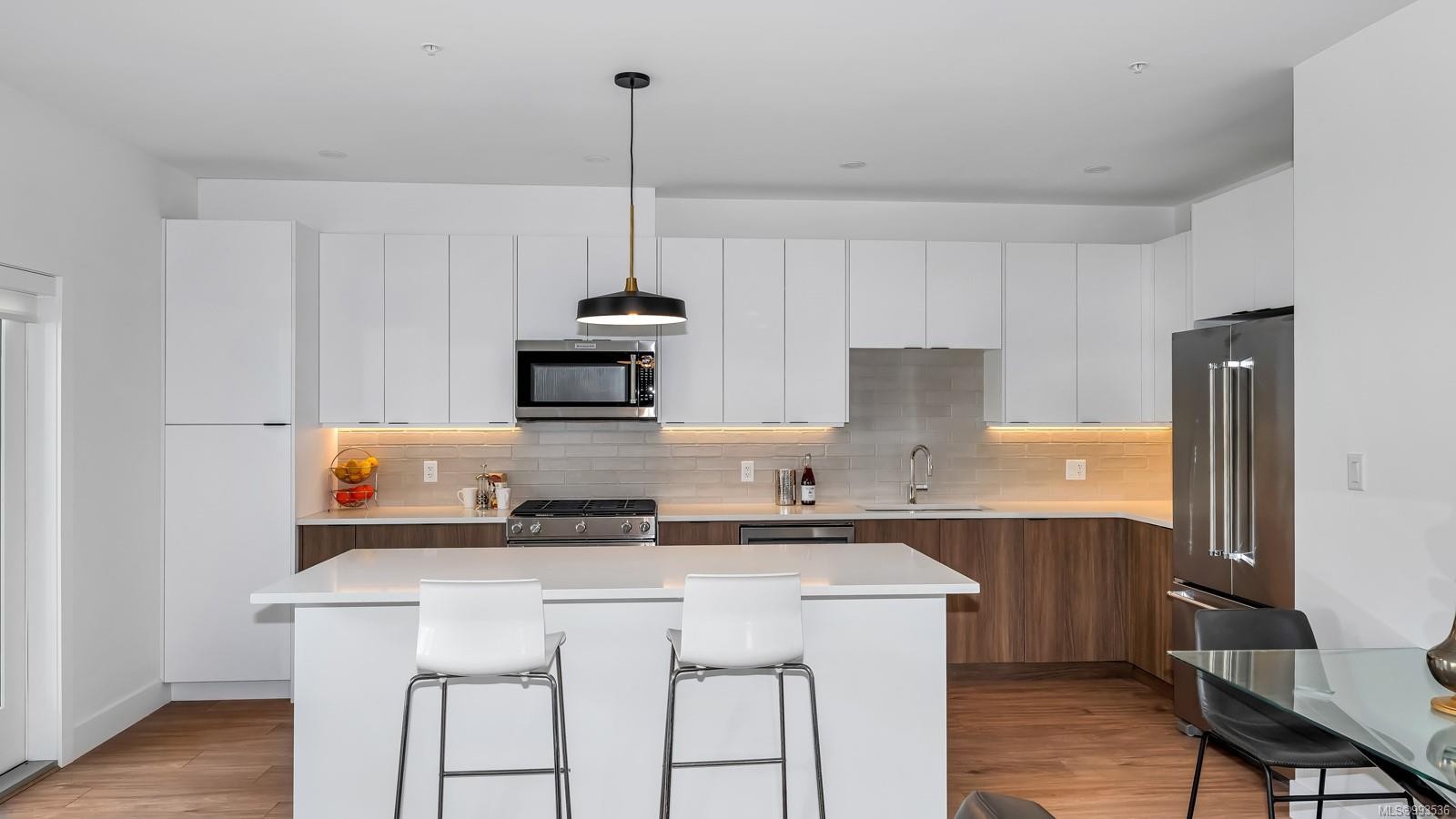 10-2330 Sooke Rd, Colwood, BC - Indoor Photo Showing Kitchen With Upgraded Kitchen