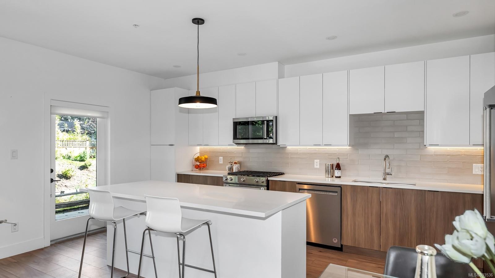 10-2330 Sooke Rd, Colwood, BC - Indoor Photo Showing Kitchen With Upgraded Kitchen