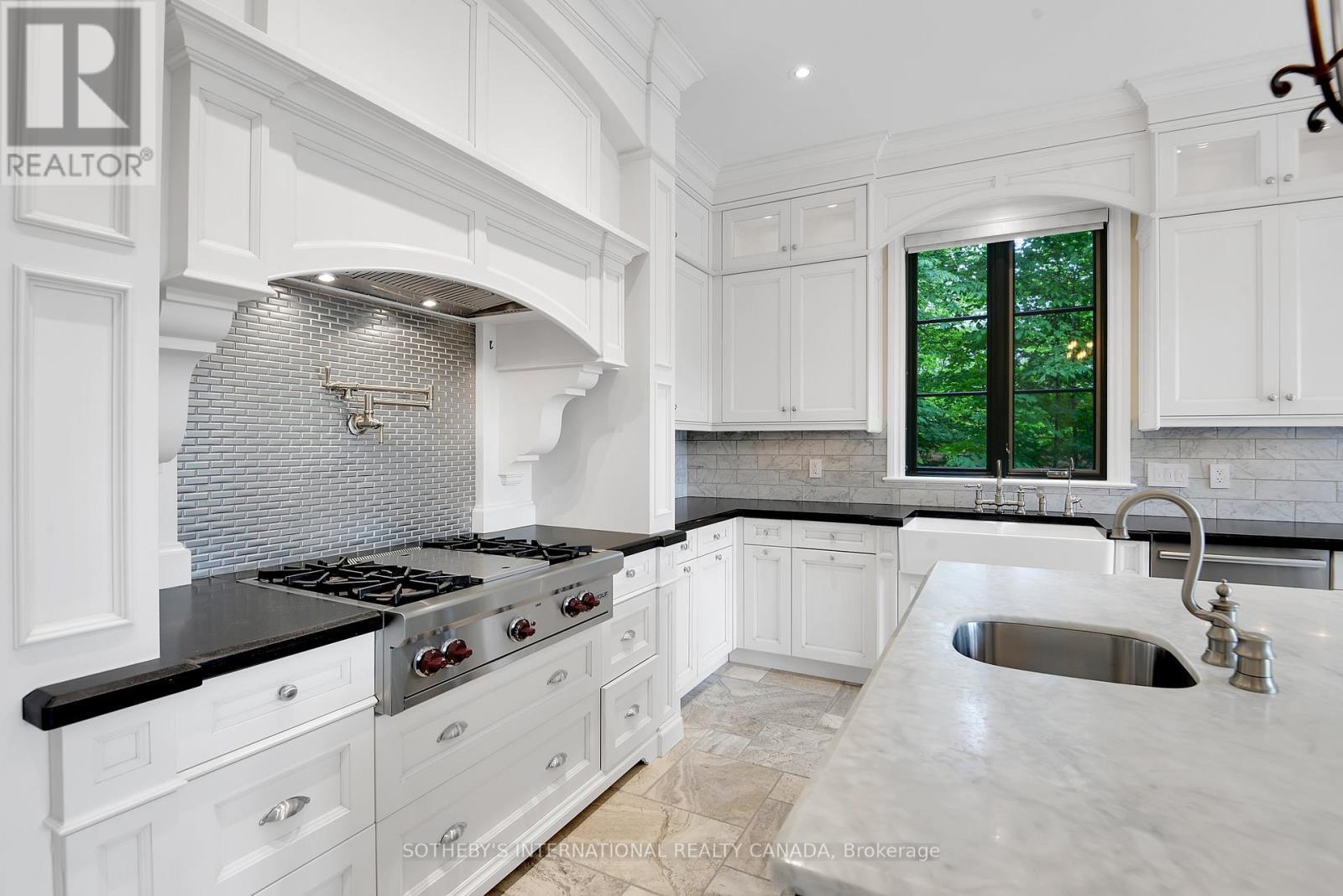 106 Lorlei Drive, Mcnab/Braeside, ON - Indoor Photo Showing Kitchen With Upgraded Kitchen