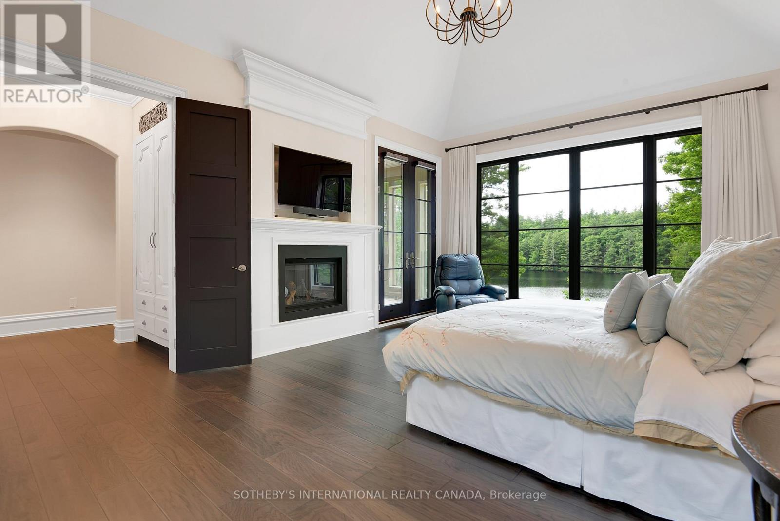 106 Lorlei Drive, Mcnab/Braeside, ON - Indoor Photo Showing Bedroom With Fireplace