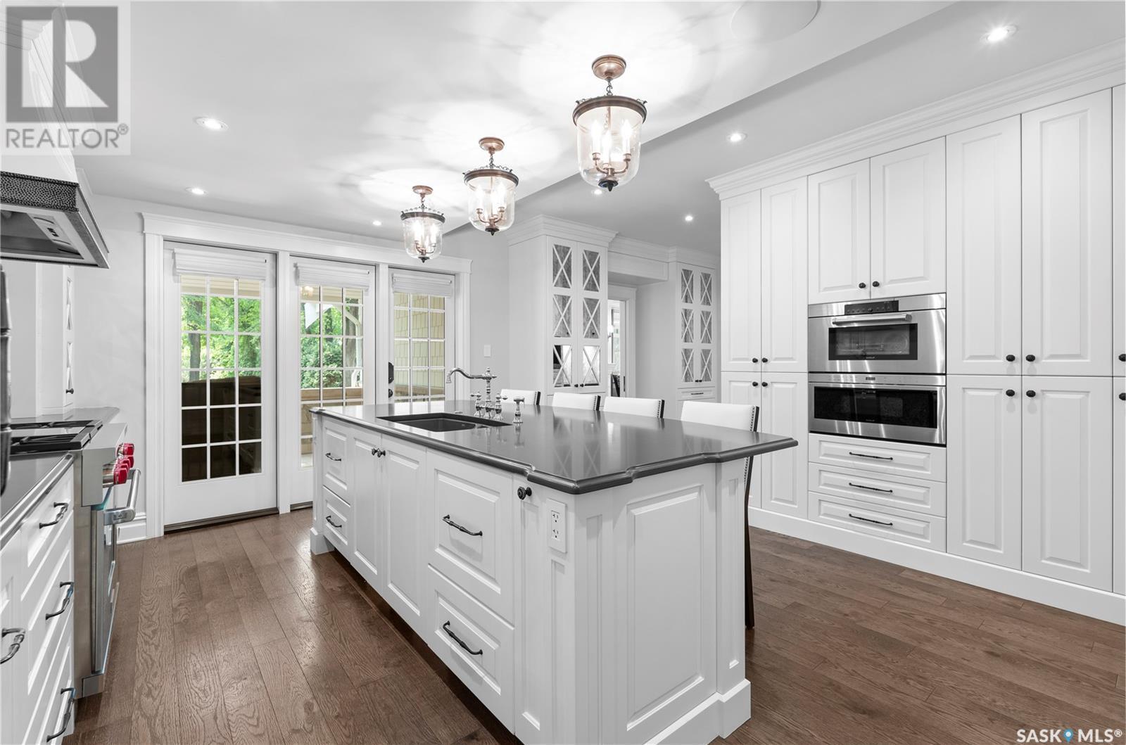 334 Saskatchewan Crescent W, Saskatoon, SK - Indoor Photo Showing Kitchen With Upgraded Kitchen