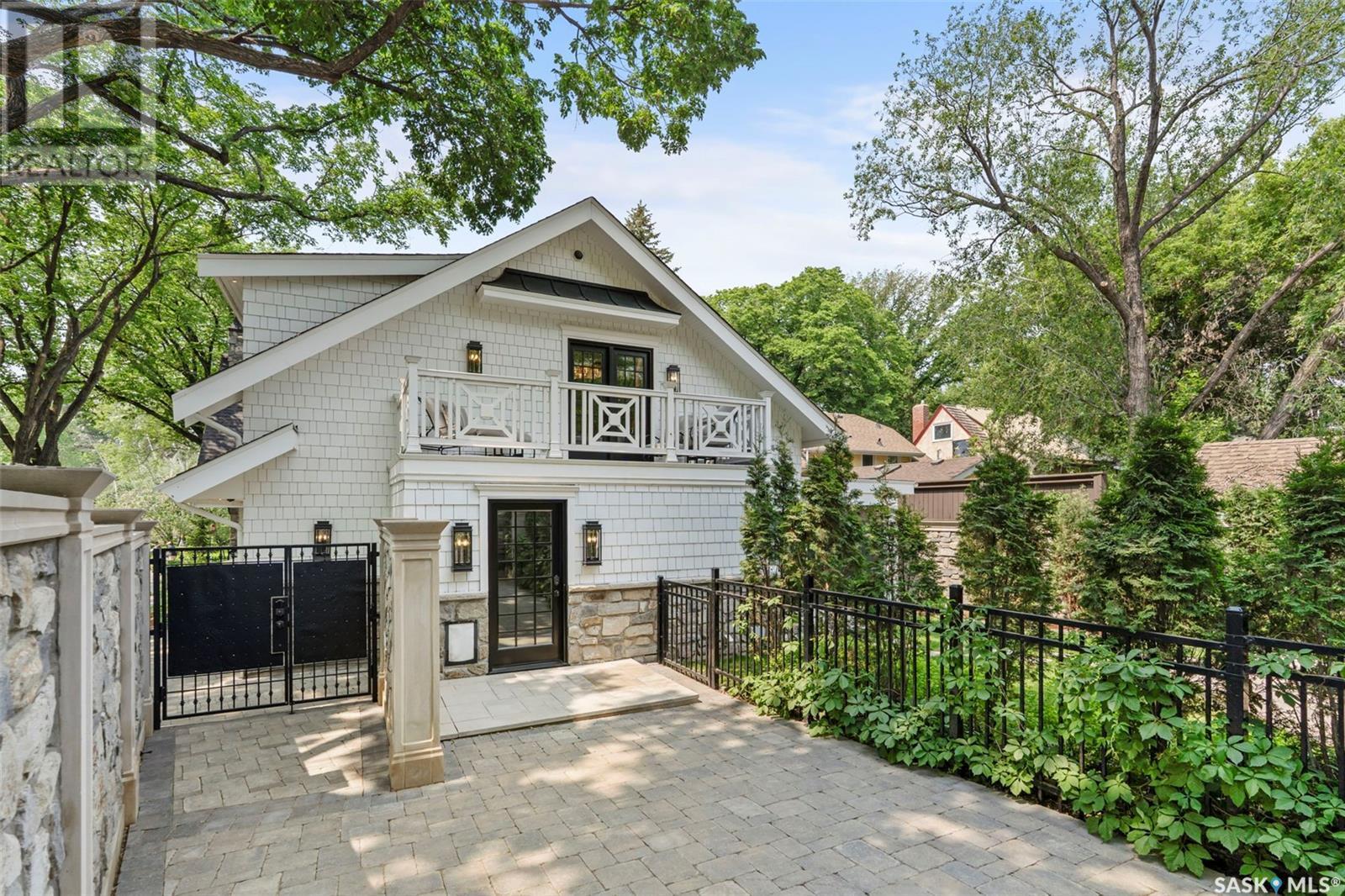 334 Saskatchewan Crescent W, Saskatoon, SK - Outdoor With Deck Patio Veranda