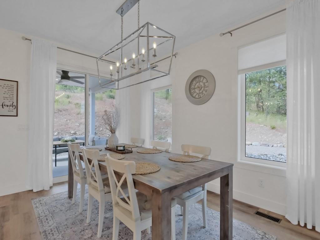 10290 Columbia Way, Vernon, BC - Indoor Photo Showing Dining Room