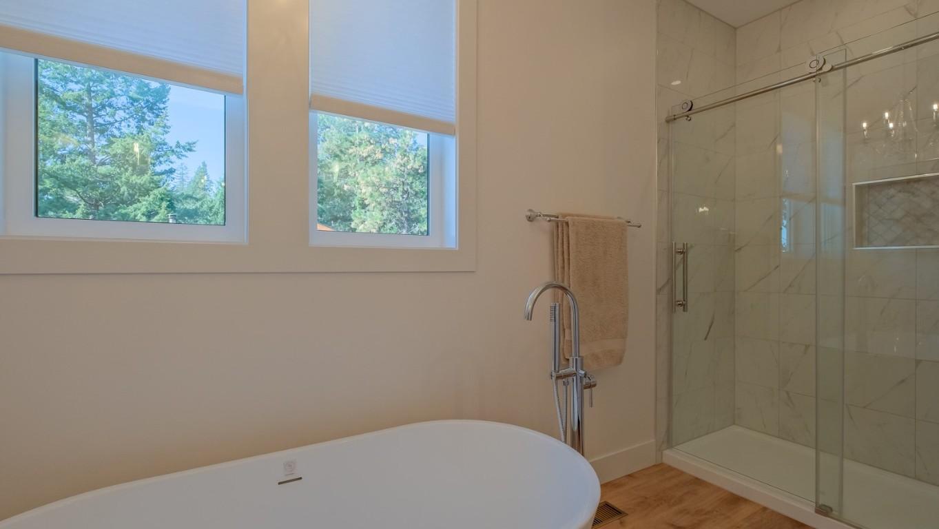 10290 Columbia Way, Vernon, BC - Indoor Photo Showing Bathroom