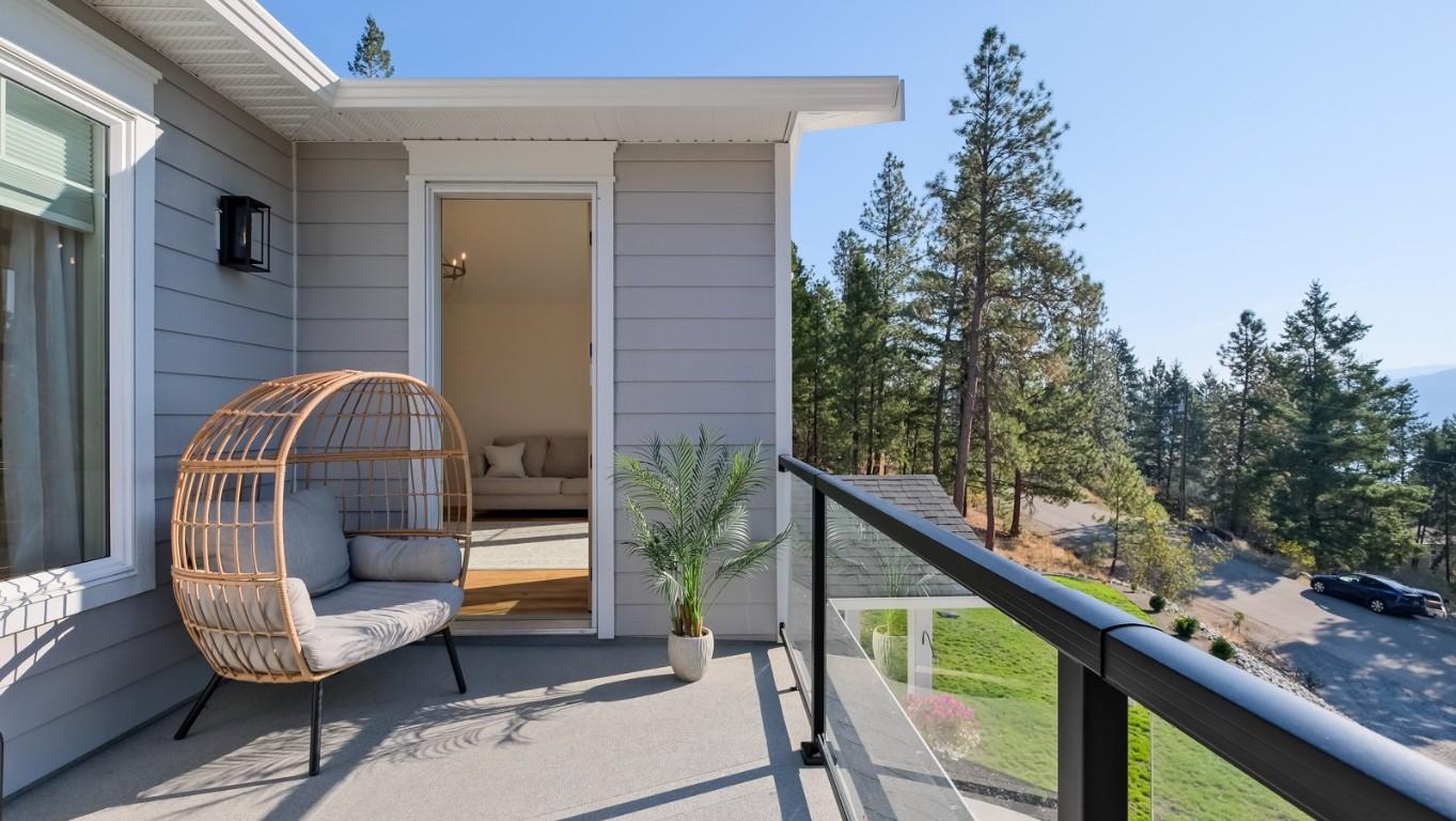 10290 Columbia Way, Vernon, BC - Outdoor With Exterior