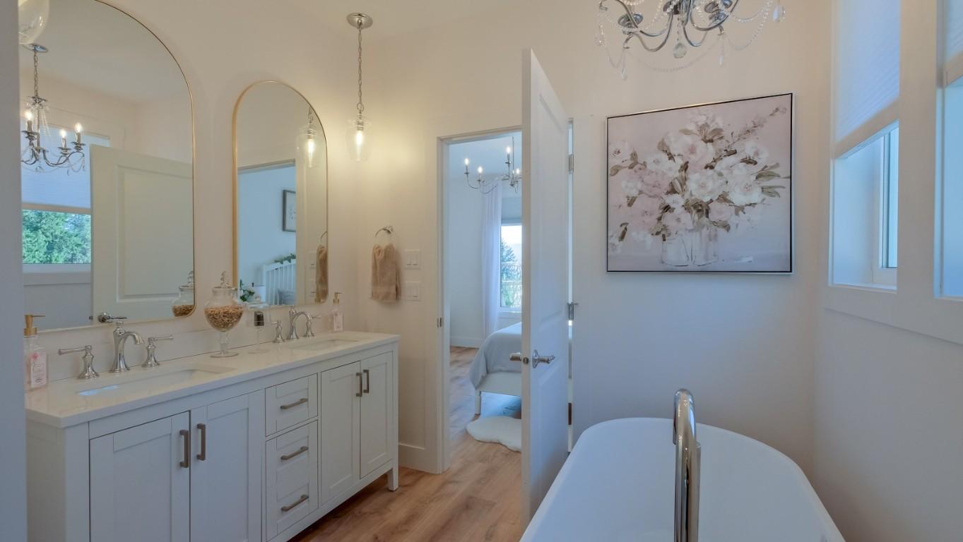 10290 Columbia Way, Vernon, BC - Indoor Photo Showing Bathroom