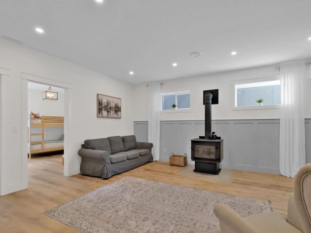 10290 Columbia Way, Vernon, BC - Indoor Photo Showing Living Room With Fireplace