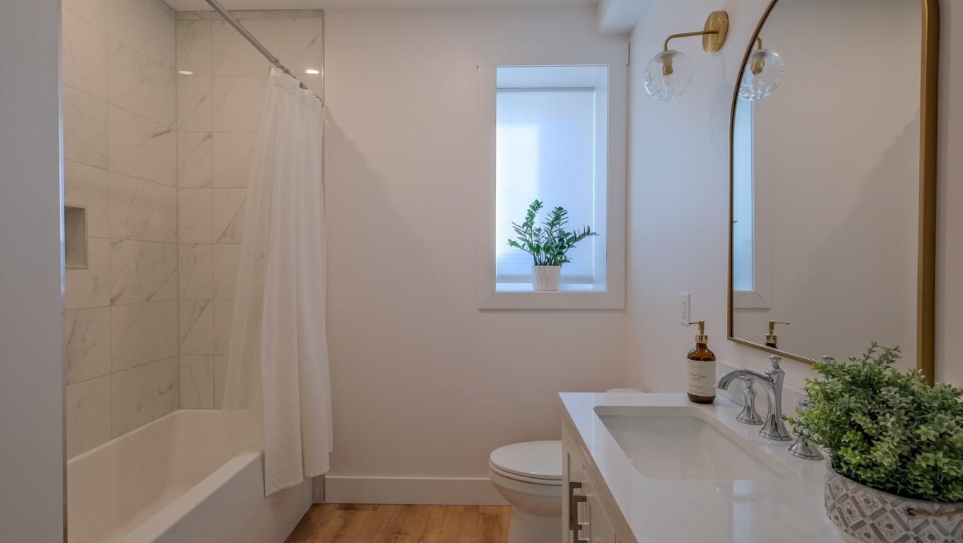 10290 Columbia Way, Vernon, BC - Indoor Photo Showing Bathroom