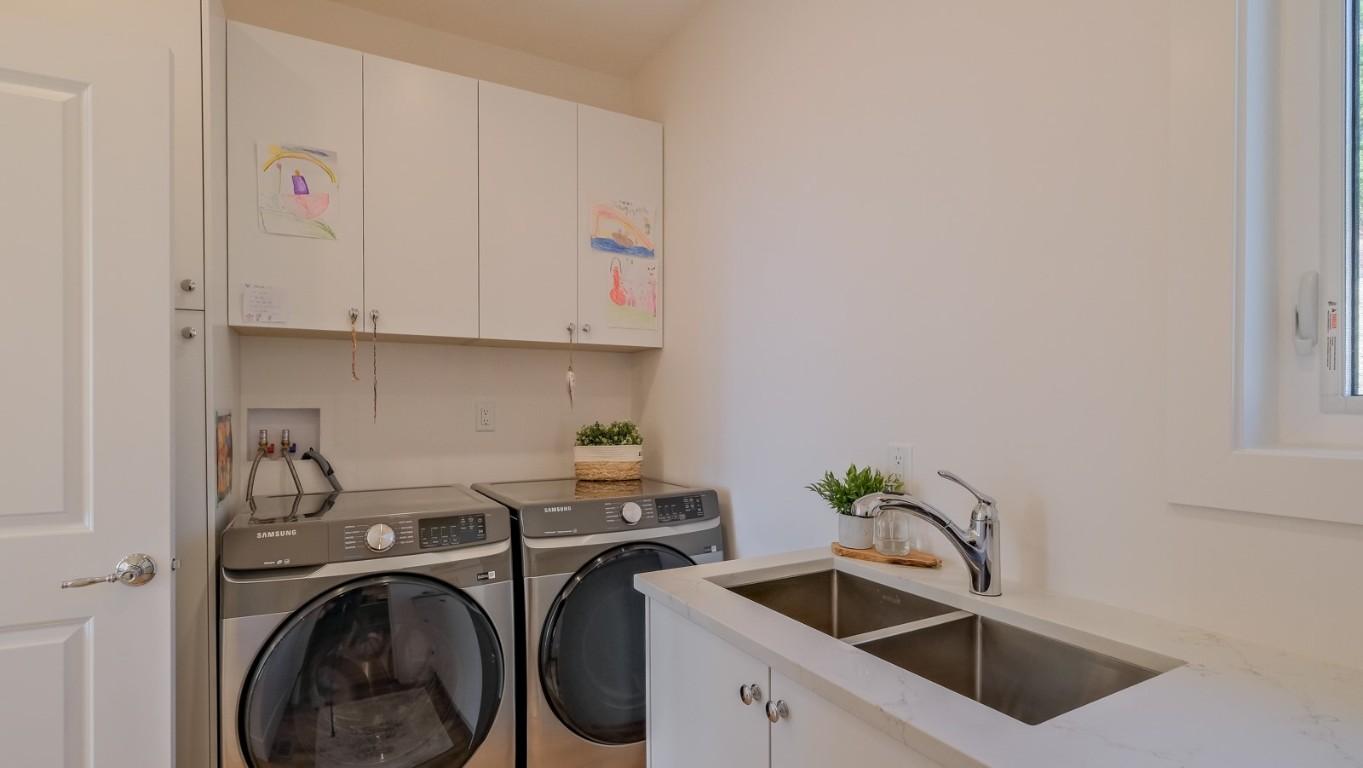 10290 Columbia Way, Vernon, BC - Indoor Photo Showing Laundry Room