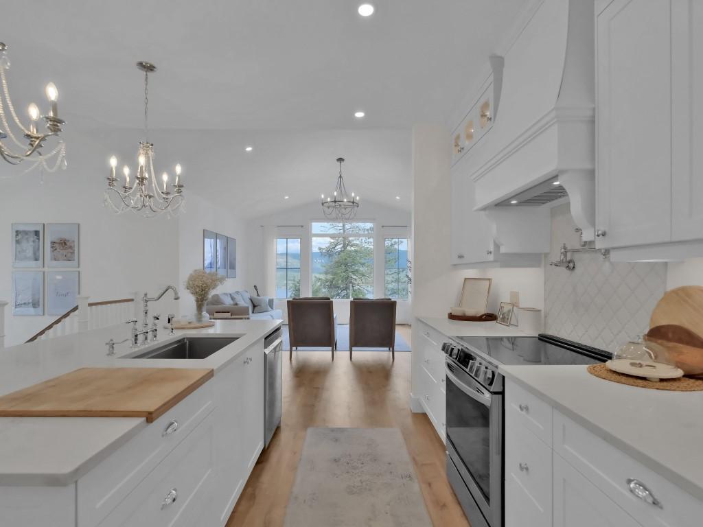 10290 Columbia Way, Vernon, BC - Indoor Photo Showing Kitchen With Upgraded Kitchen