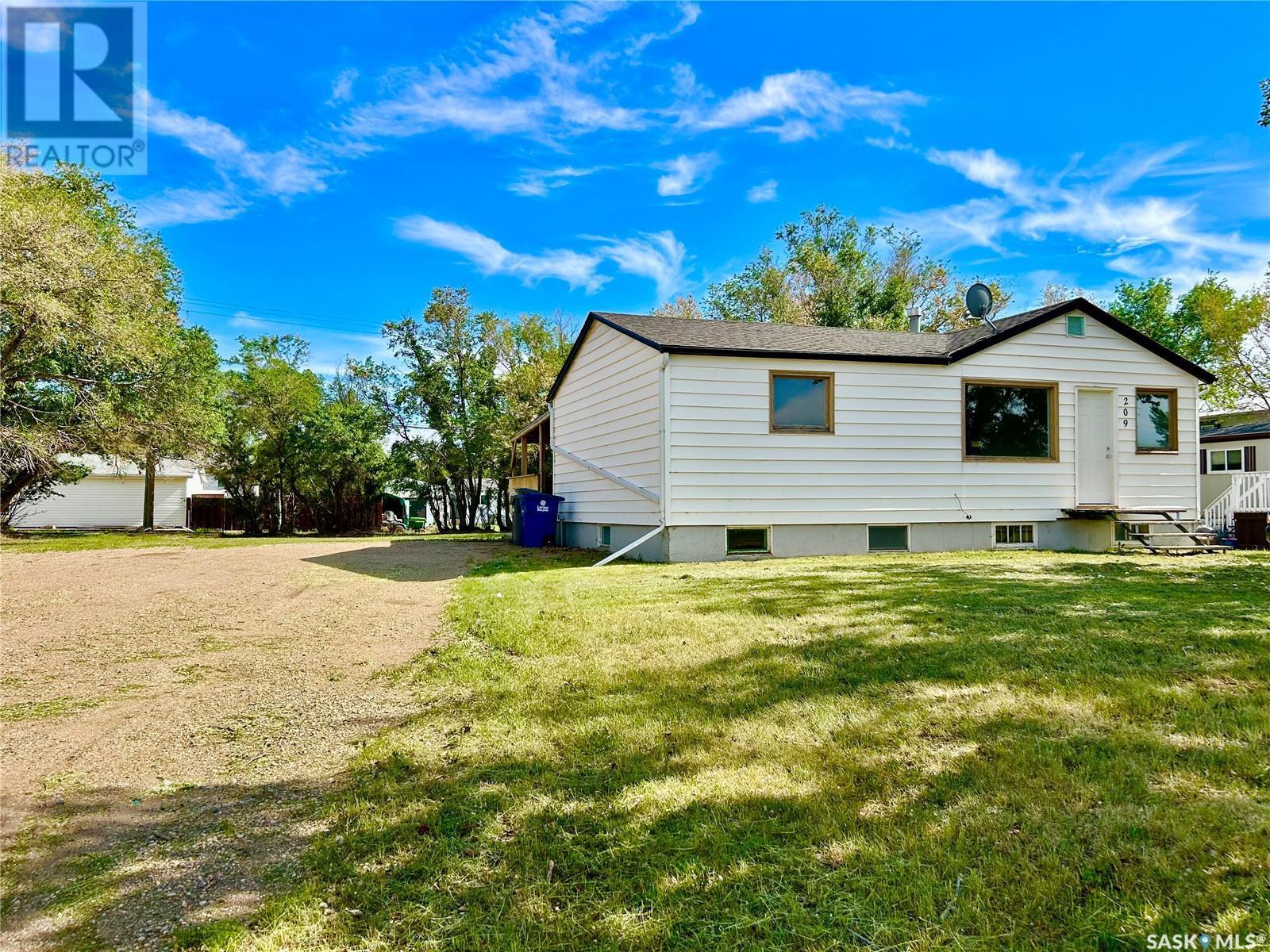 209 4Th Avenue E, Coleville, SK - Outdoor