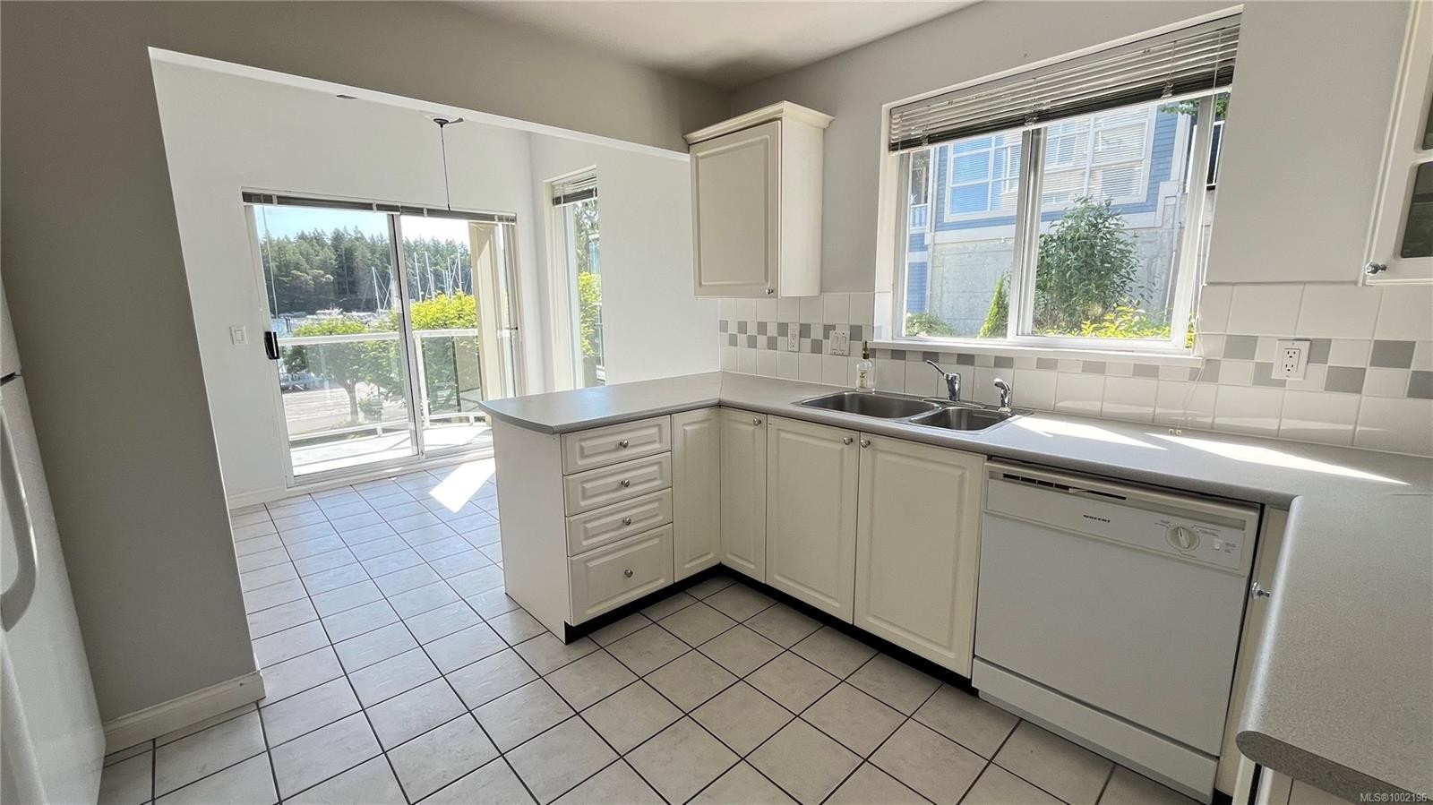201-566 Stewart Ave, Nanaimo, BC - Indoor Photo Showing Kitchen With Double Sink