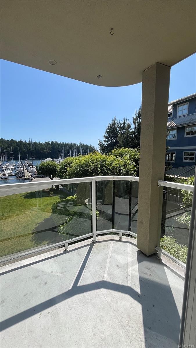 201-566 Stewart Ave, Nanaimo, BC - Outdoor