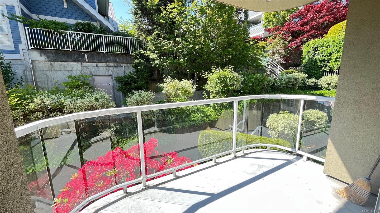 201-566 Stewart Ave, Nanaimo, BC - Outdoor