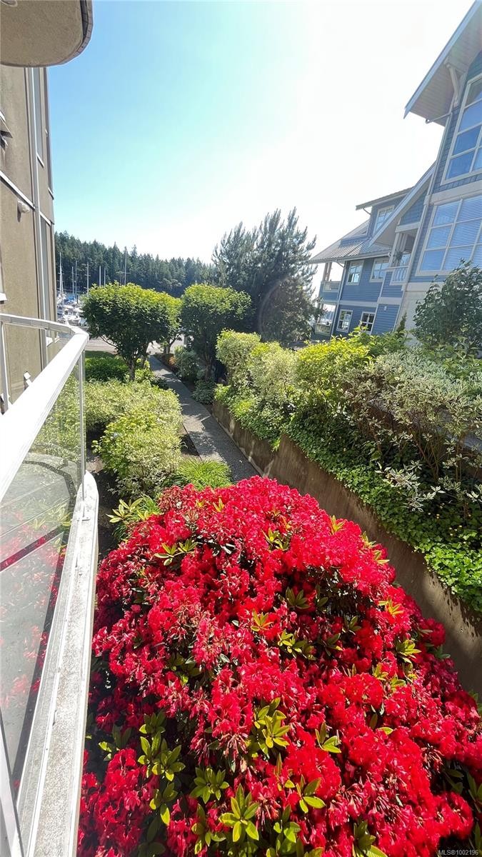 201-566 Stewart Ave, Nanaimo, BC - Outdoor