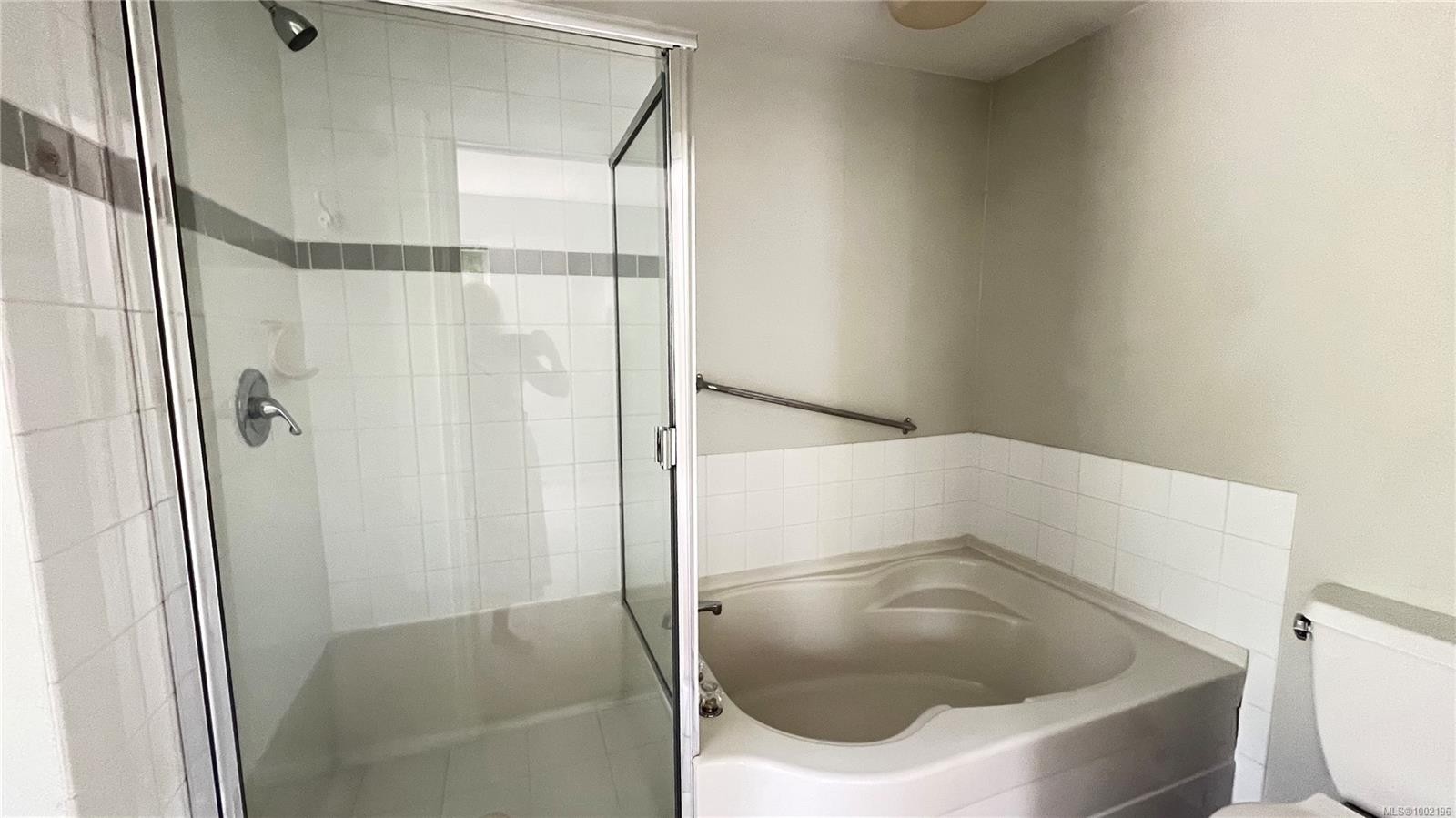 201-566 Stewart Ave, Nanaimo, BC - Indoor Photo Showing Bathroom