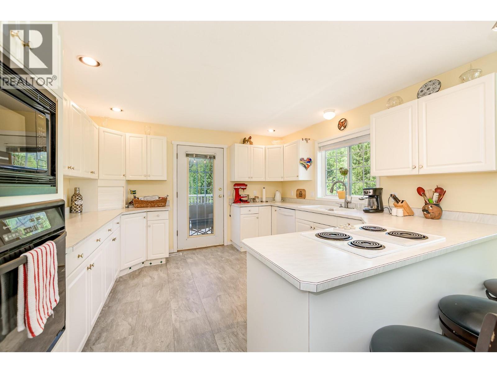 4340 Sederberg Road, Malakwa, BC - Indoor Photo Showing Kitchen