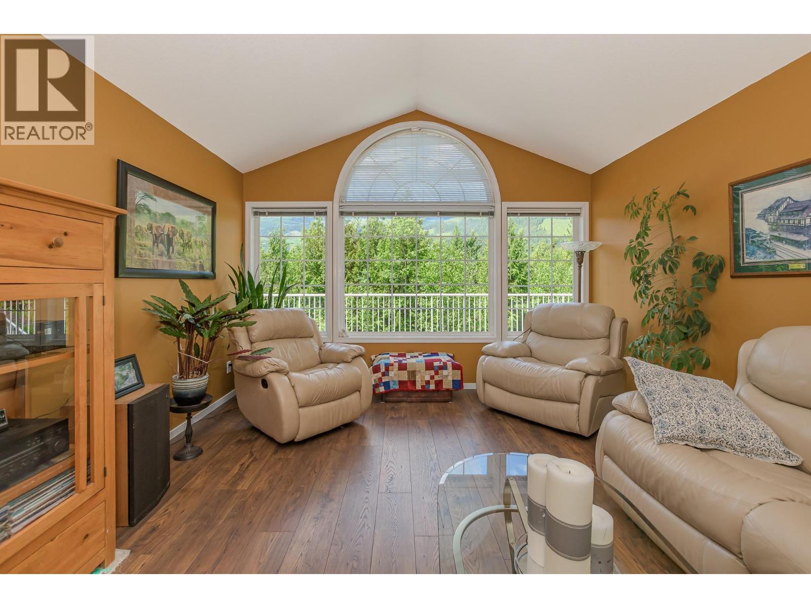 4340 Sederberg Road, Malakwa, BC - Indoor Photo Showing Living Room
