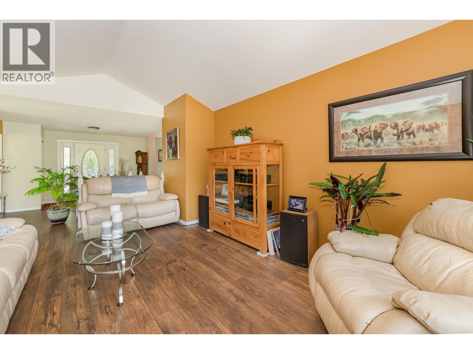 4340 Sederberg Road, Malakwa, BC - Indoor Photo Showing Living Room