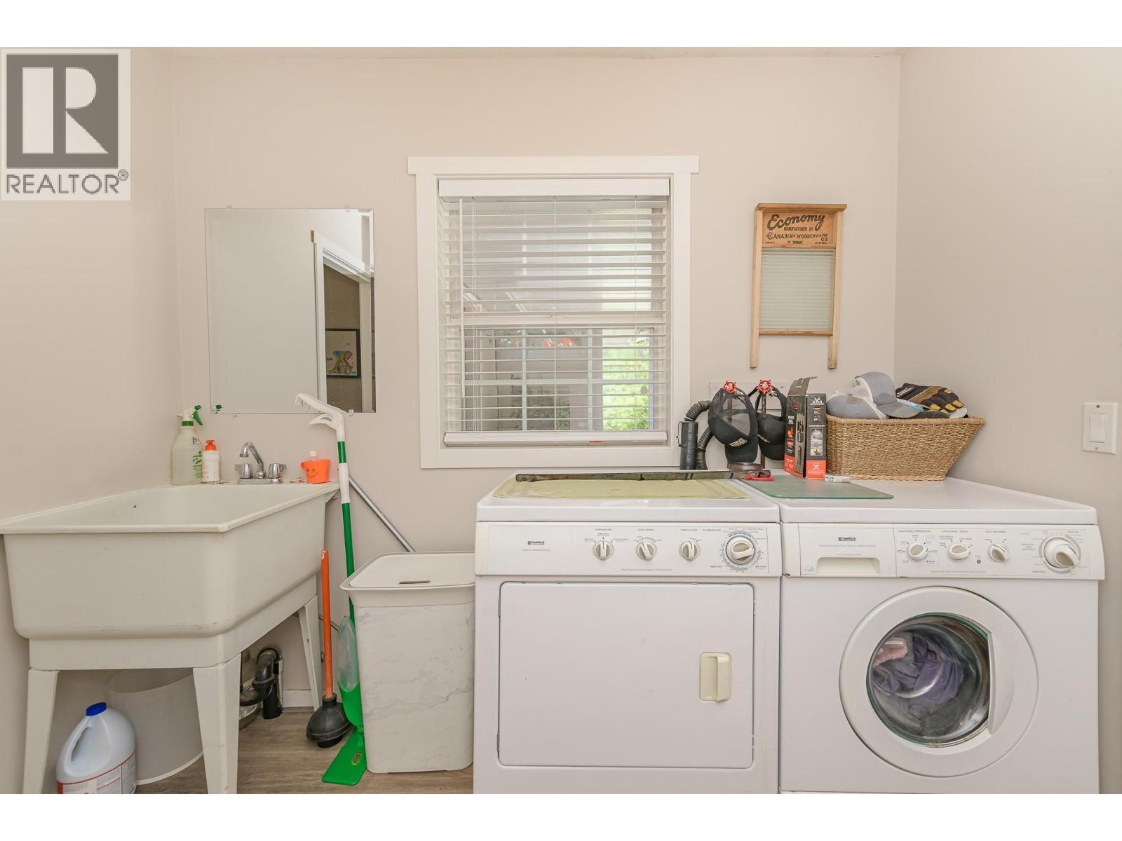 4340 Sederberg Road, Malakwa, BC - Indoor Photo Showing Laundry Room