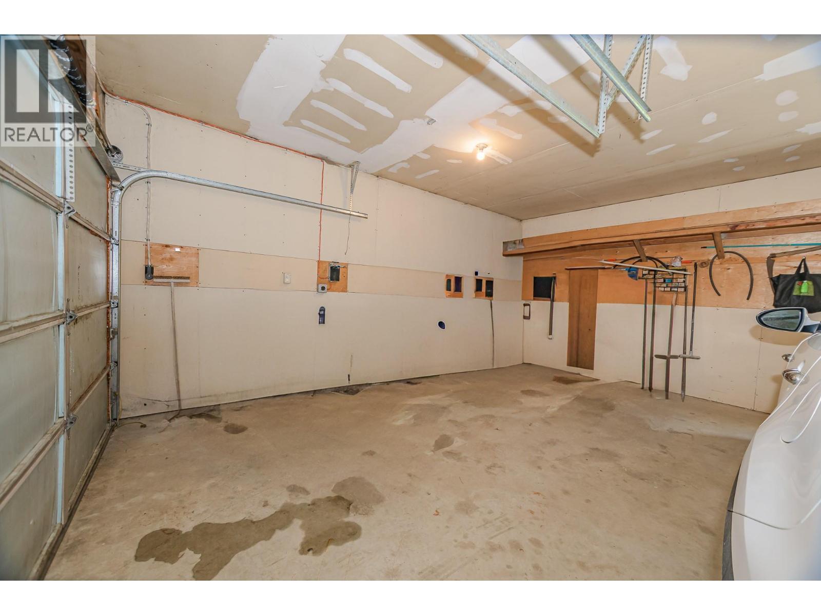 4340 Sederberg Road, Malakwa, BC - Indoor Photo Showing Garage