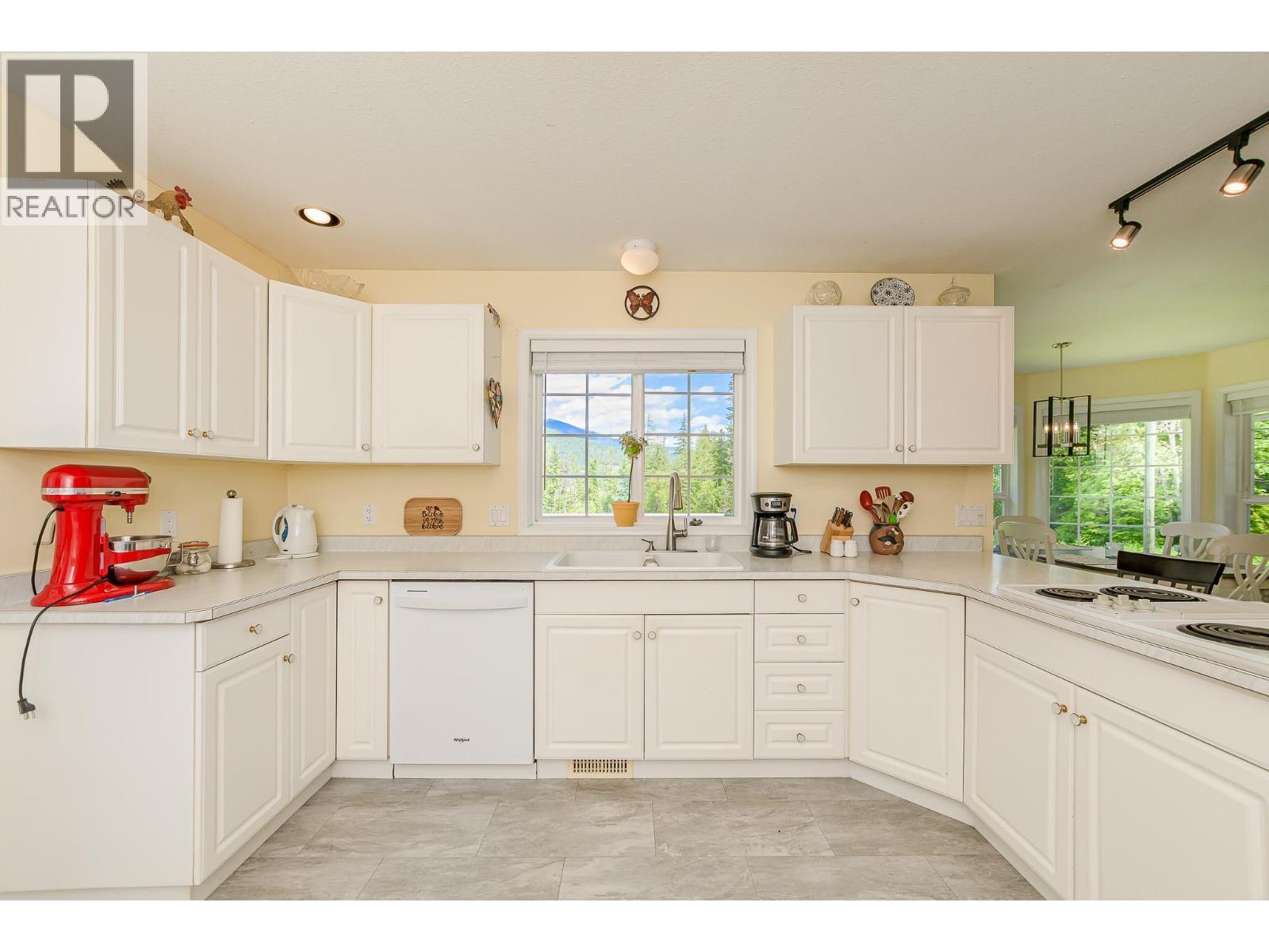 4340 Sederberg Road, Malakwa, BC - Indoor Photo Showing Kitchen