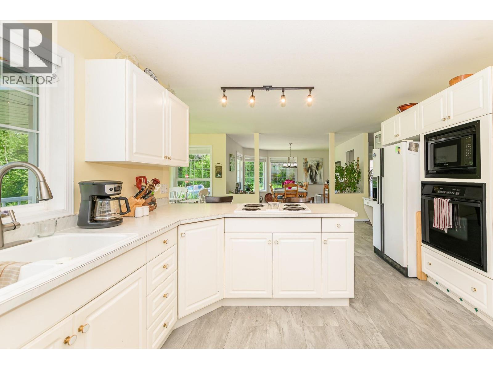 4340 Sederberg Road, Malakwa, BC - Indoor Photo Showing Kitchen